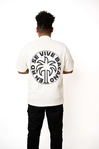 Sustainable Premium Oversized Tee 'En RD se vive bacano' - Experimenta la moda de nuevo - con conciencia, comodidad y lujo. Descubre lo último en camisetas oversize unisex ecológicas que van más allá del estilo y la sostenibilidad.