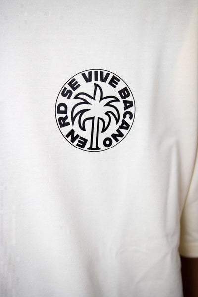 Sustainable Premium Oversized Tee 'En RD se vive bacano' - Experimenta la moda de nuevo - con conciencia, comodidad y lujo. Descubre lo último en camisetas oversize unisex ecológicas que van más allá del estilo y la sostenibilidad.