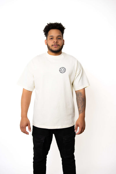 Sustainable Premium Oversized Tee 'En RD se vive bacano' - Experimenta la moda de nuevo - con conciencia, comodidad y lujo. Descubre lo último en camisetas oversize unisex ecológicas que van más allá del estilo y la sostenibilidad.